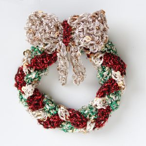 Crochet a mini wreath decoration - Knit & Crochet Christmas